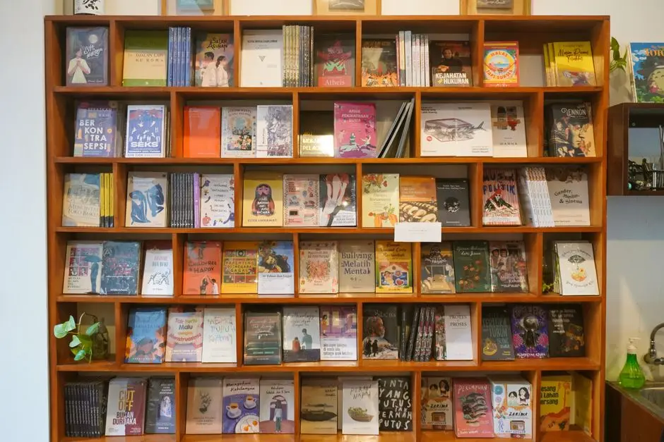 Ilustrasi seseorang mematikan ponsel dan membaca buku